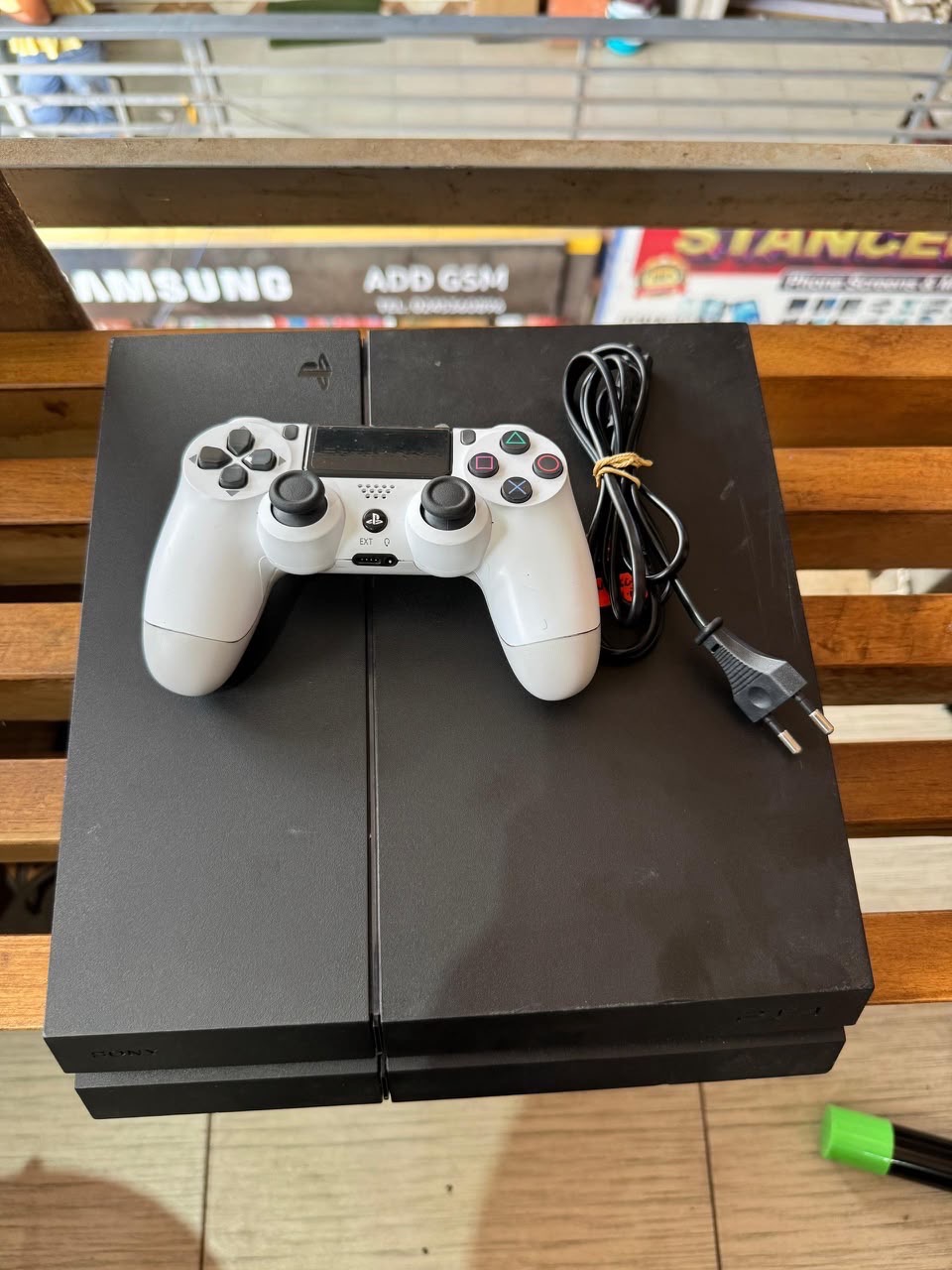 Ps4 standard console comes with 5 solid games and one controller