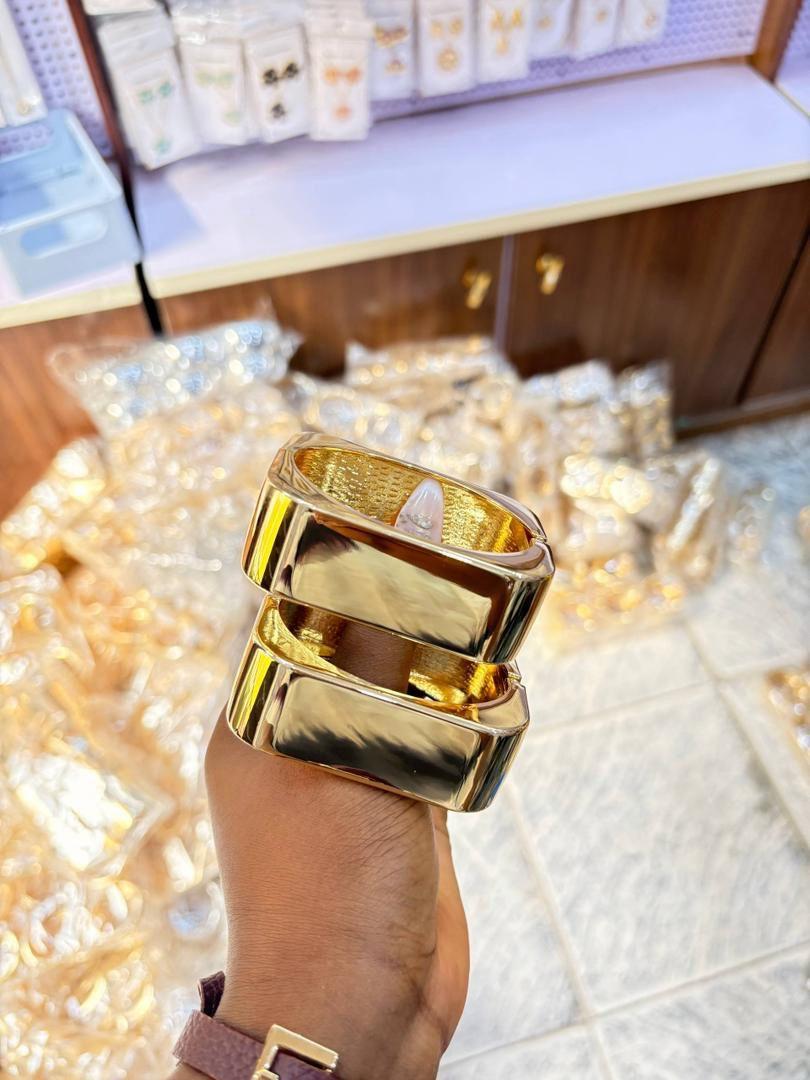 Aurelia chunky gold sculptural bangle set