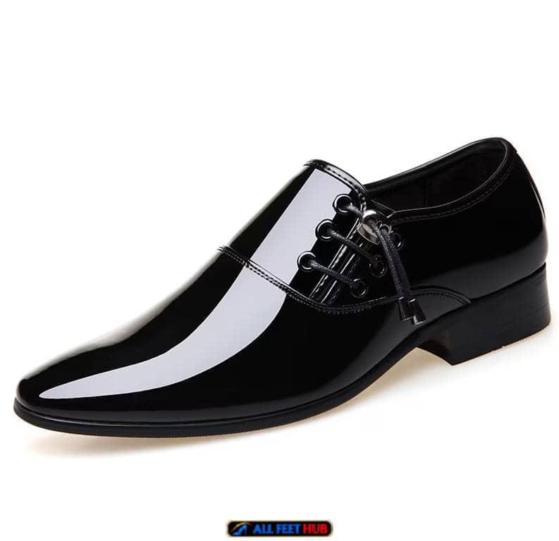 Men lace up black