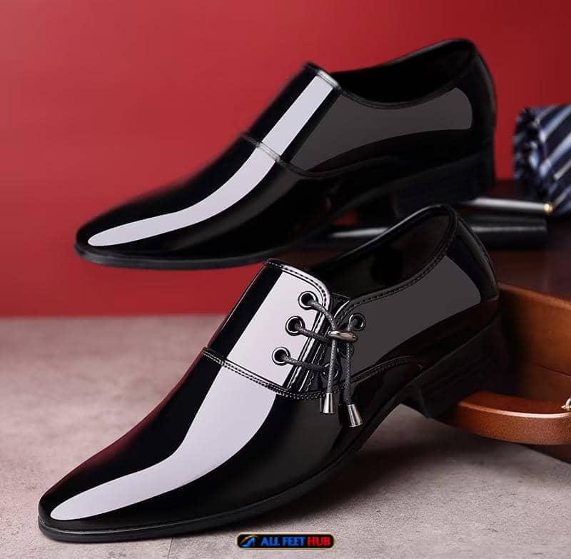 Men lace up shoe