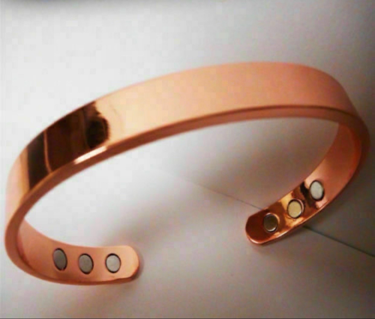 Copper bracelet with magnetic tips