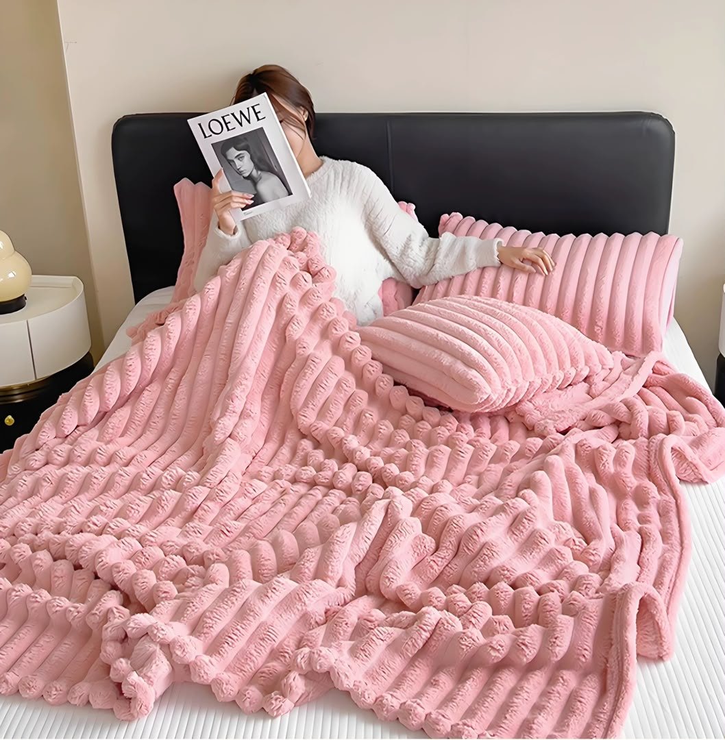 Luxury fluffy blanket & pillow set