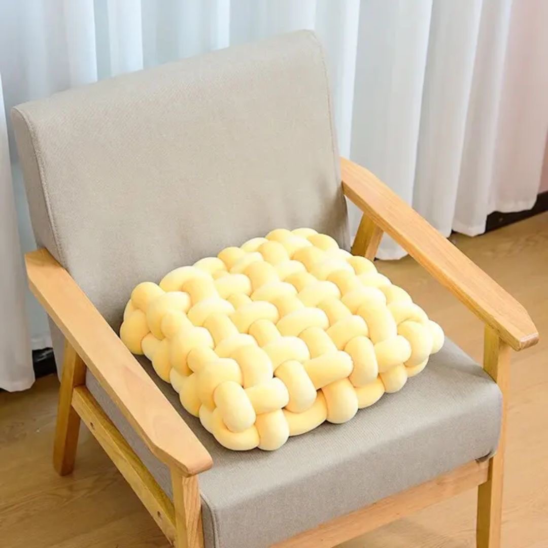 Knotted pillow