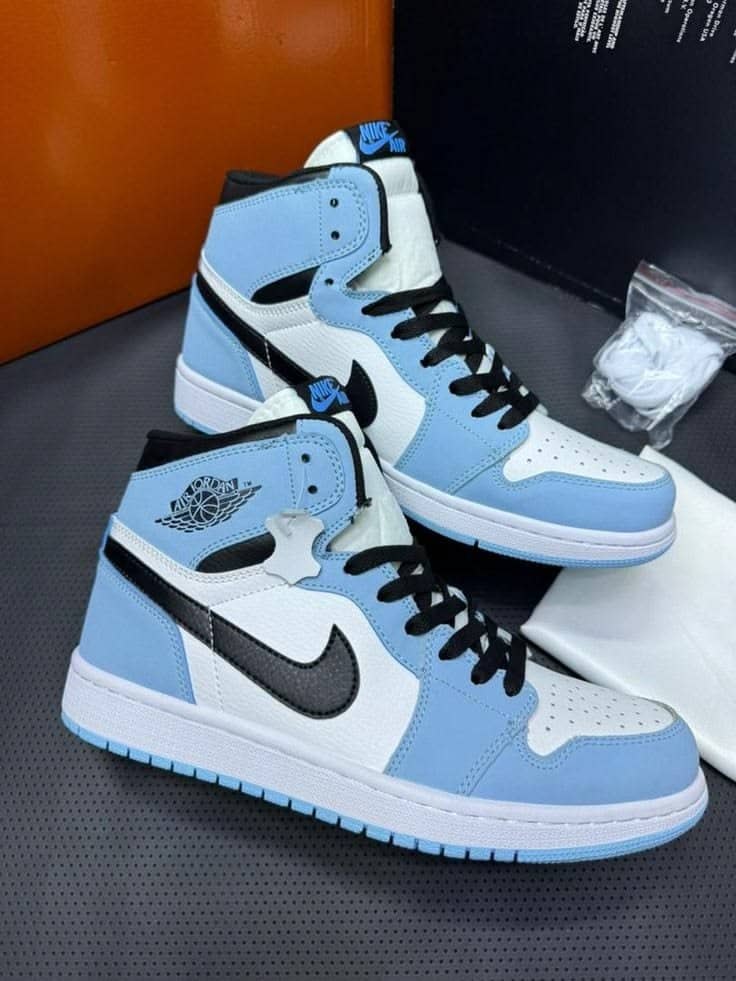 Air jordan 1 retro high og – university blue.
