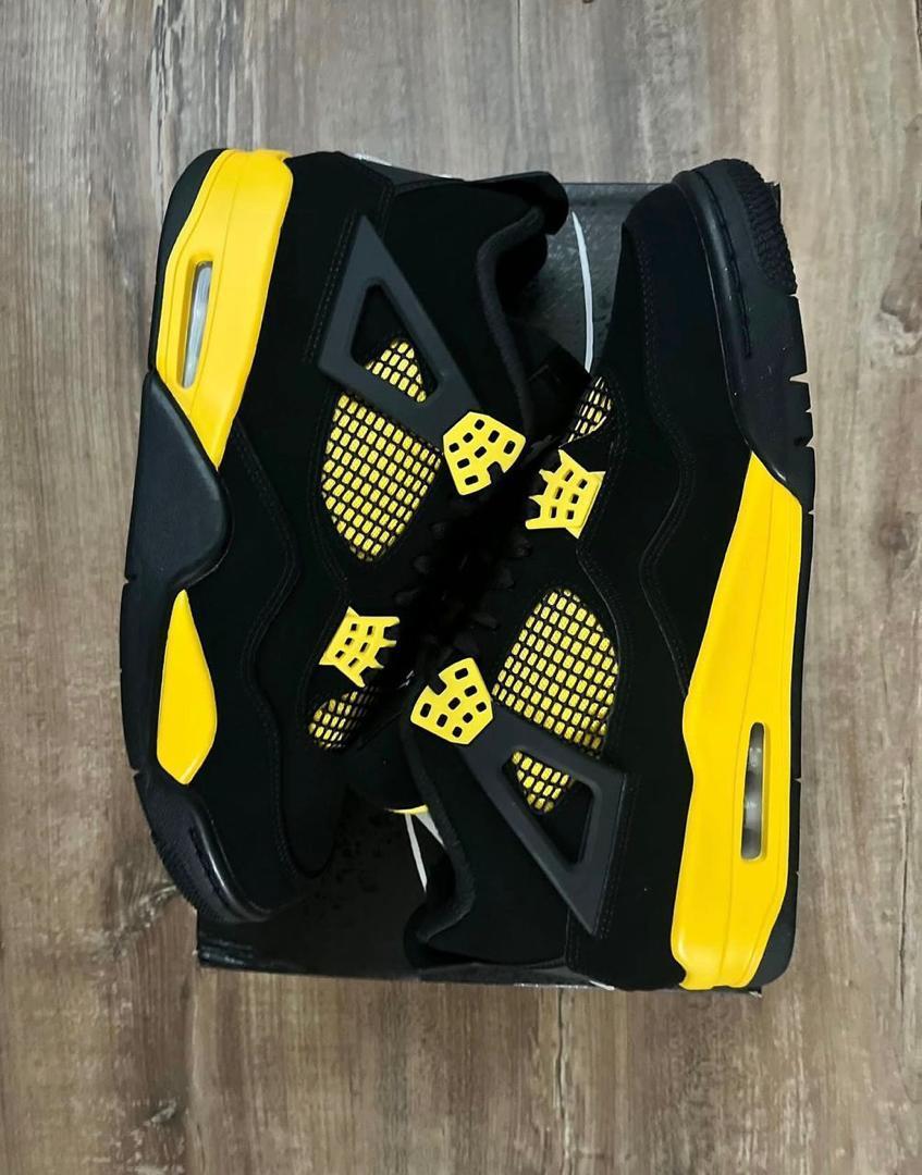 Air jordan 4 retro 'thunder' – iconic black & tour yellow sneakers