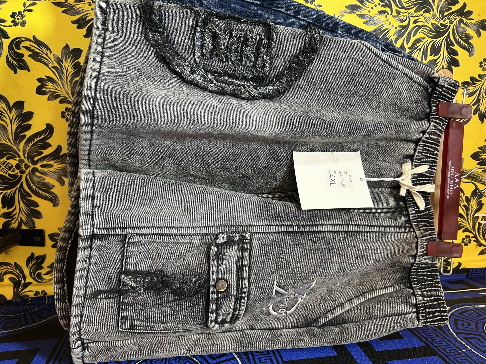 Men’s short baggy jeans
