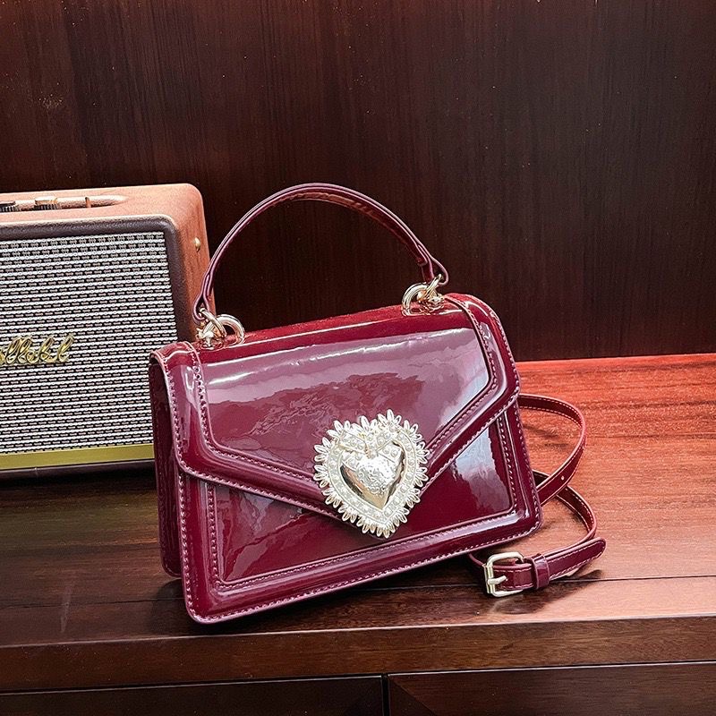 Heart cham shoulder bag
