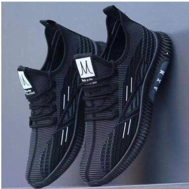 Men’s black breathable slip-on sports sneakers