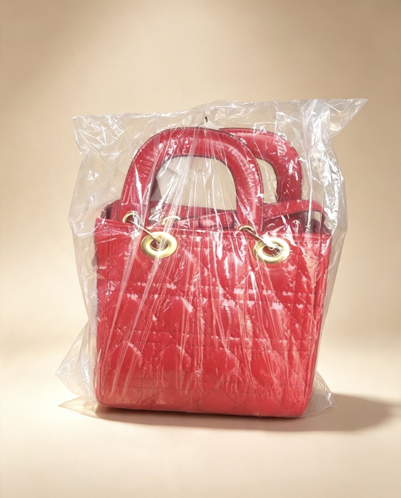 This is a red quilted lady-style handbag 💖also called:• dior-style / lady-style