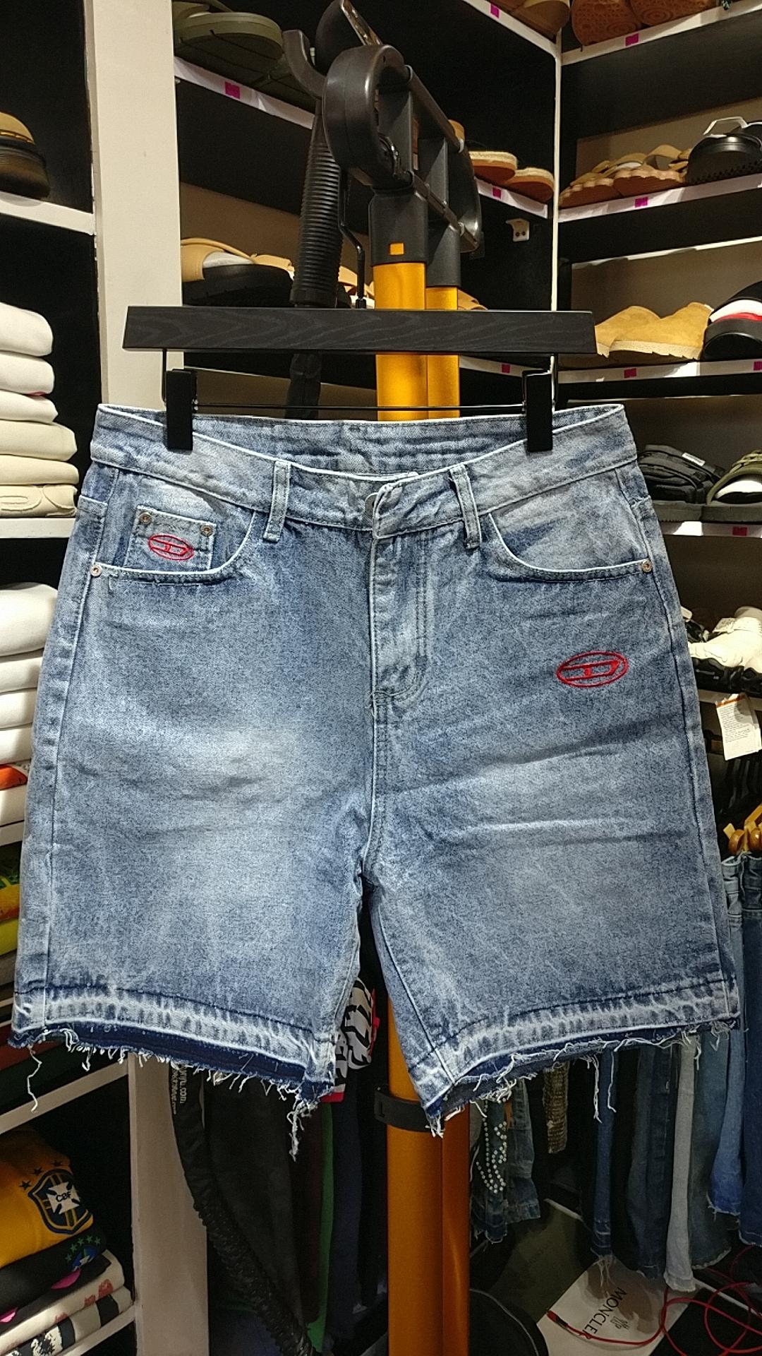 Caught short jeans