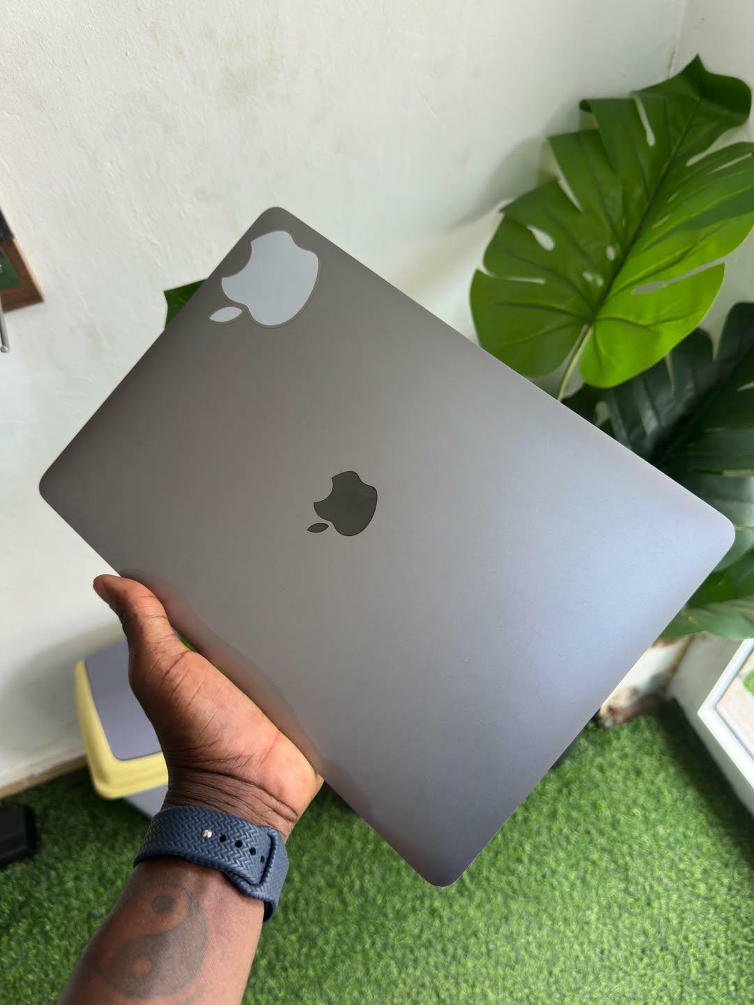 Macbook air 2020 i3. 8/256 touch id 🆔 cycle count; 298