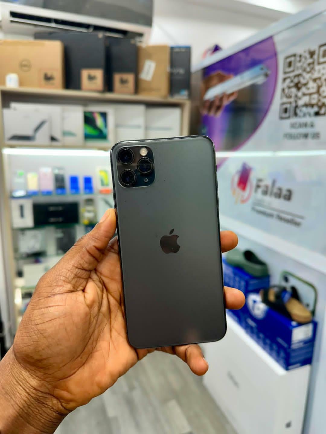 Quick grab 🔥iphone 11promax 64gbgervy unlocked