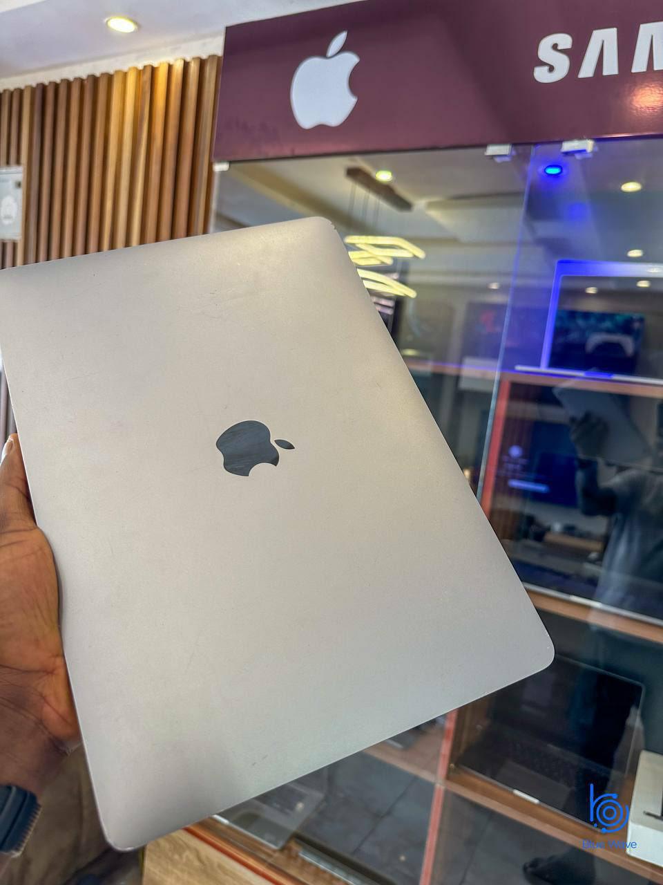 *2018 macbook pro*intel core i7 16gb ram. 512 ssd touch bartouch id16 inches