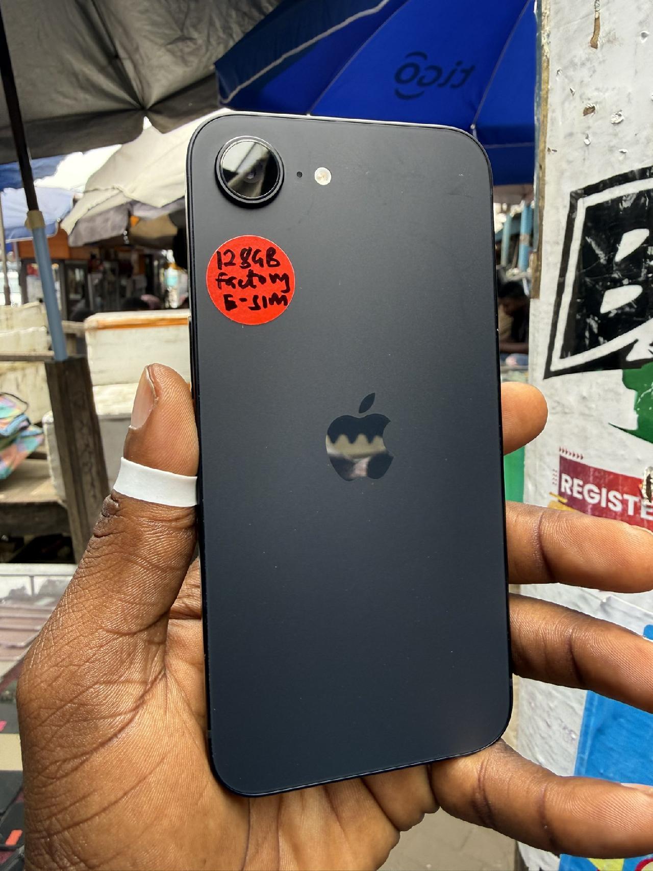 Iphone 16e 128gig factory unlocked battery health 💯%neat as new