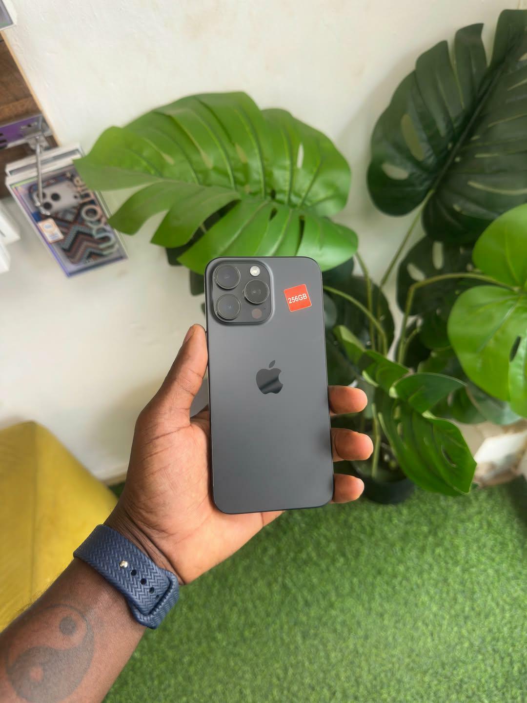 Uk 🇬🇧 used 15pro max 256gb factory unlocked black titanium bh92%