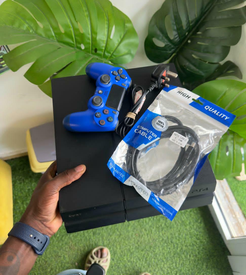 Ps4 standard 500gb 4 games. 1 controller fc26, gta auto 5, mk11 & need for speed
