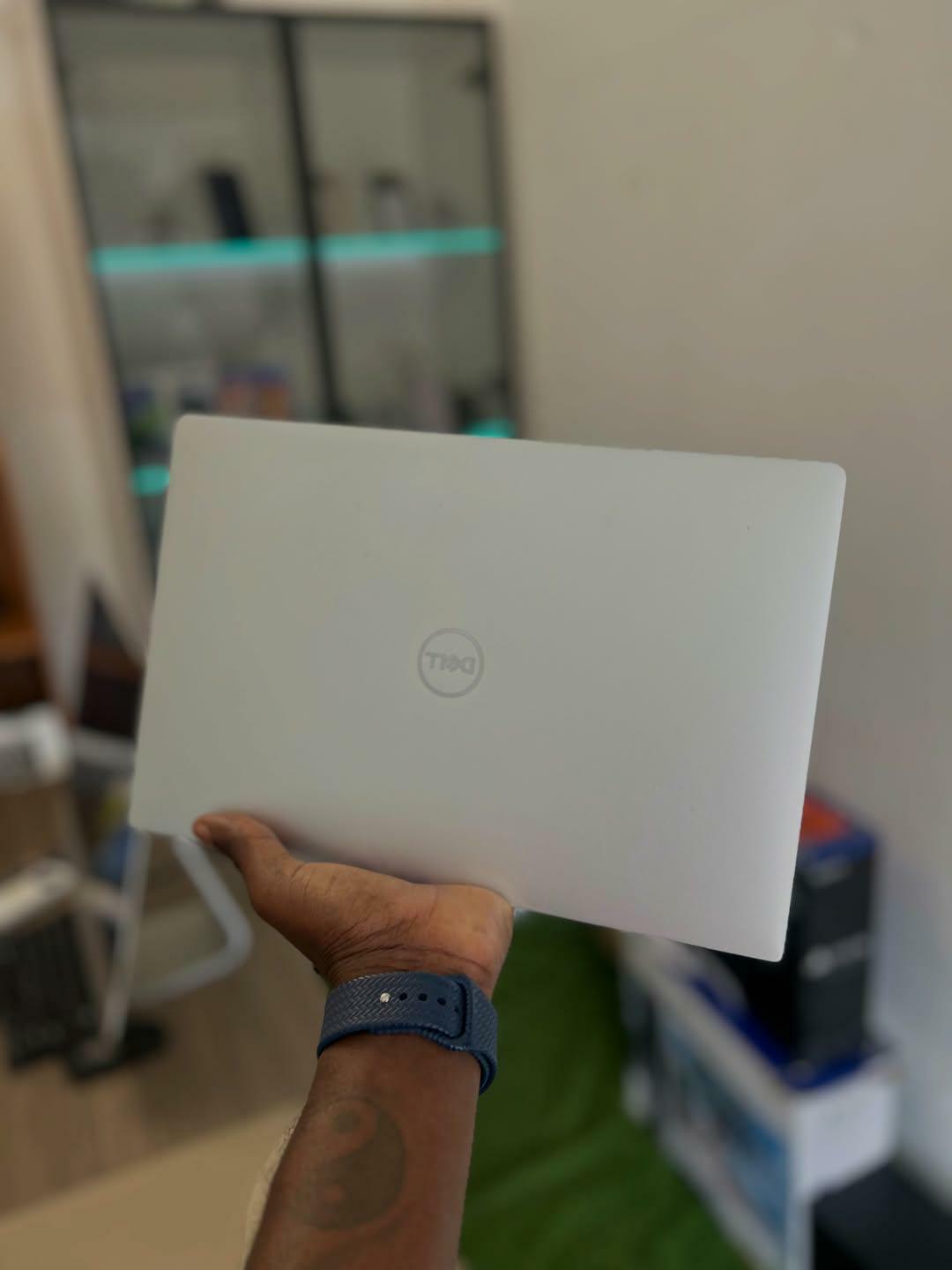 Pc for students and office workers.dell xps 13 9370 intel core i5 8th gen. 256