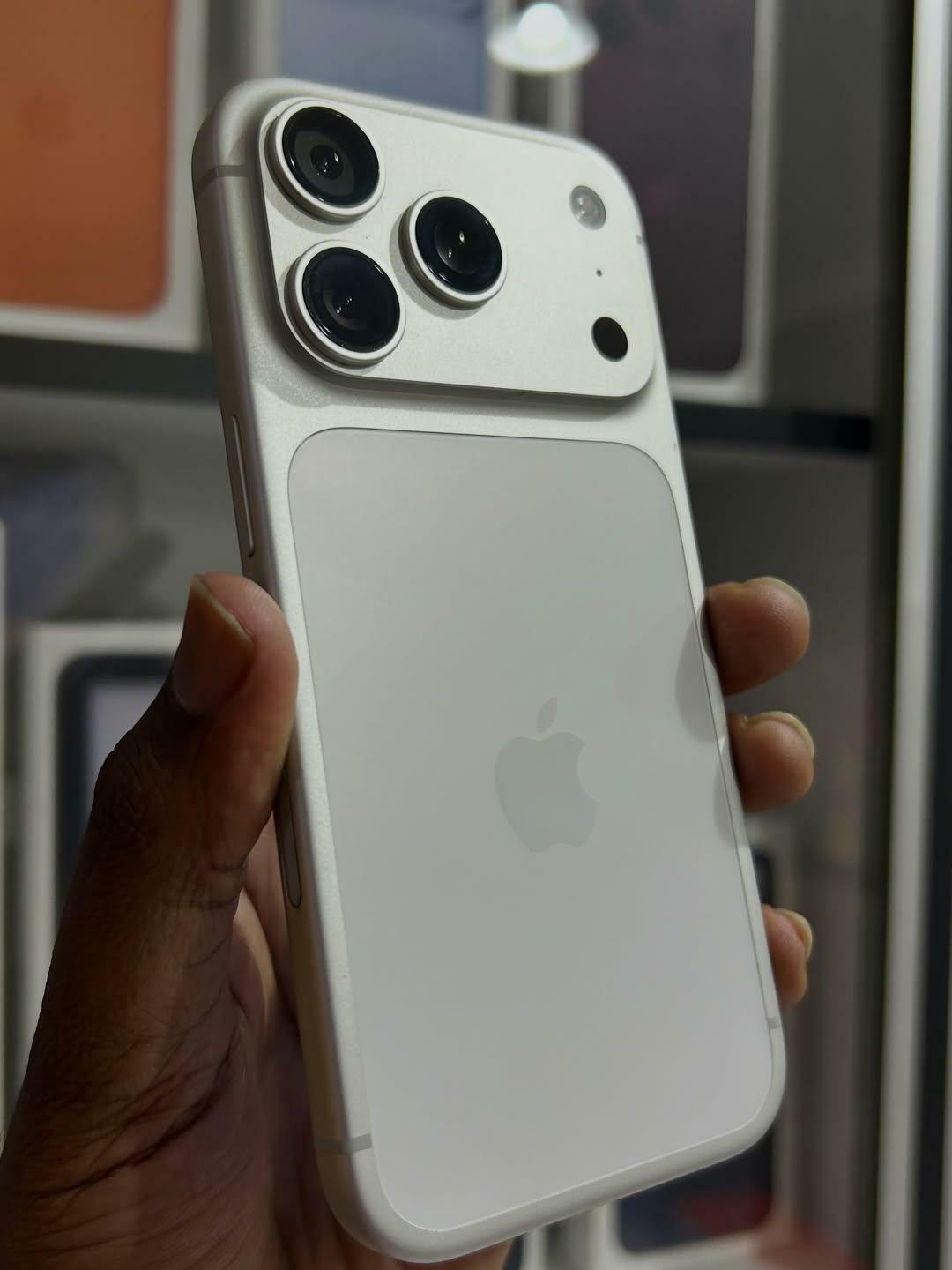 Slightly used iphone 17 pro 512gb physical sim •free case •free protector •free