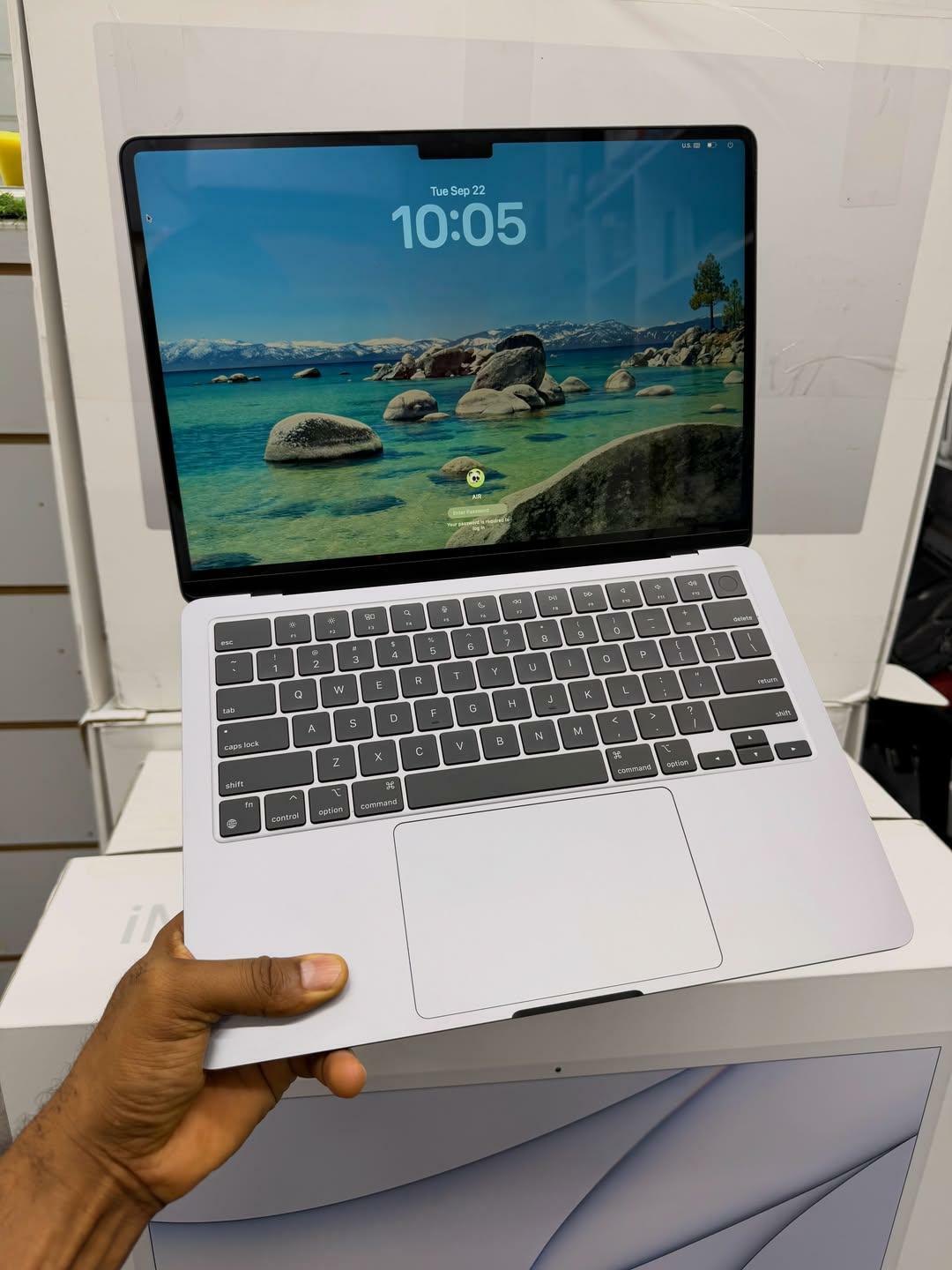 Macbook air 202213-inch with m2-chipram:8gbssd:256gb